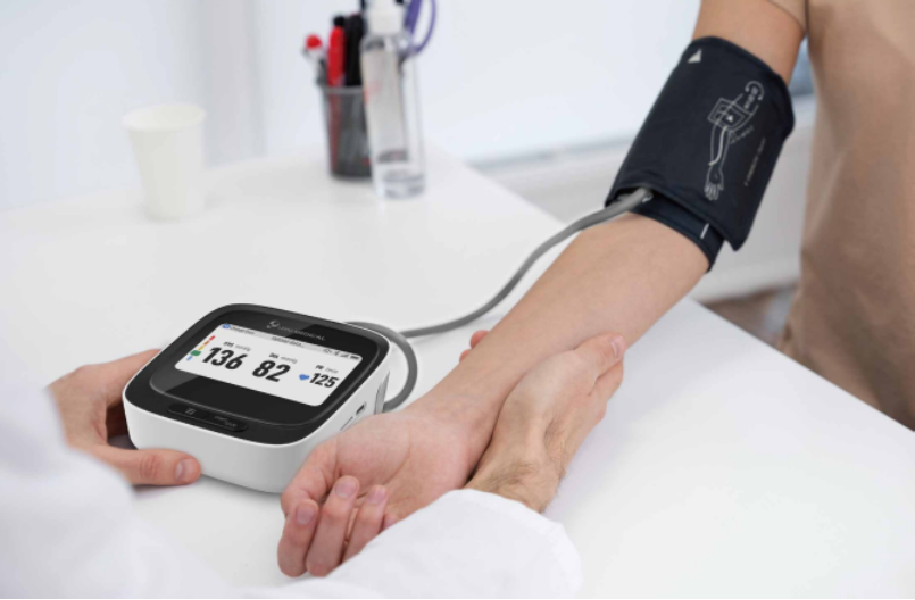 BP3 Tecnologia AIECG per il monitoraggio accurato della pressione sanguigna e lo screening intellige...